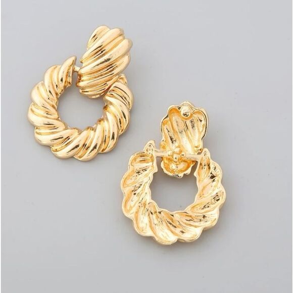 Mob Wife Vintage 90s Nostalgia Textured Chunky Gold Geometric Drop Earrings - Picture 4 of 7